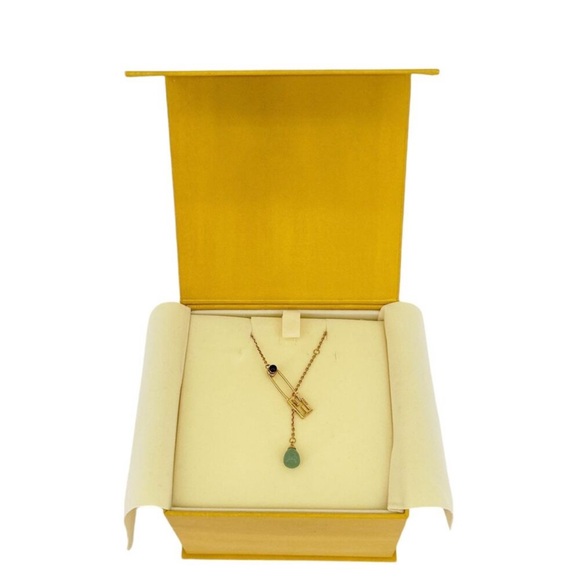 Elegant Gold and Green Pendant Necklace